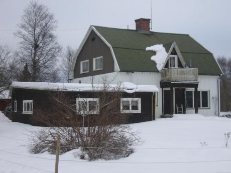 155 + 68 m&sup2; f&ouml;rdelat p&aring; 5 rok, hallar samt 2 rum i tillbyggnad ger dig gott om sv&auml;ngrum! H&auml;rlig eldstad centralt i huset. Bergv&auml;rme installerad 2006. Nyare vitvaror. Dubbelgarage med f&ouml;rr&aring;d. 900 m til