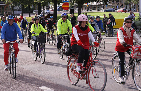 F&ouml;rst ut. L&auml;rarf&ouml;rbundet i r&ouml;tt tar t&auml;ten i starten p&aring; 5-milen 2009. (Foto: Bertil Wattman)