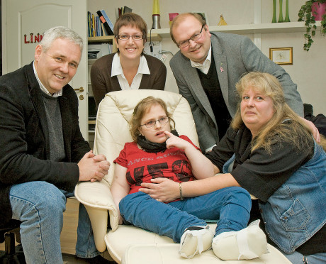 Linnea K&auml;lld&eacute;n fick bes&ouml;k av Anders W Jonsson, Pernilla H&aring;ll&eacute;n och Kenneth Johansson, (c) ordf&ouml;rande i socialutskottet, och Anna-Lena K&auml;lld&eacute;n
