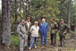 &Aring;ke H&aring;l&eacute;n (tv&aring;a fr&aring;n v&auml;nster) och Eskil Karlsson, en av grundarna till Ockelbo skoterfabrik, p&aring; bes&ouml;k p&aring; Fr&ouml;s&ouml;n p&aring; 80-talet f&ouml;r att demonstrera en skoter &aring;t milit&auml;rens brandf&ouml;rsvar.