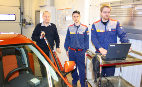 Bildtext: B&ouml;rge &Aring;berg med Bj&ouml;rn Ekstr&ouml;m och Marcus Eliasson (personliga servicetekniker)