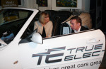 Landsh&ouml;vding Barbro Holmberg provsitter elbilen Saab 9-3 Aero True Electric.