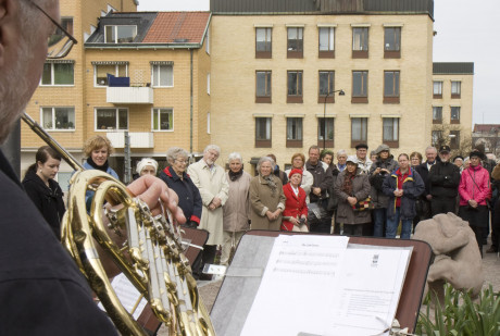 M&aring;nga som k&auml;nt Anna-Lisa Hillbom hade samlats p&aring; s&ouml;ndagsf&ouml;rmiddagen f&ouml;r att var med om invigningen av hennes park. Foto: Per-Erik J&auml;derberg