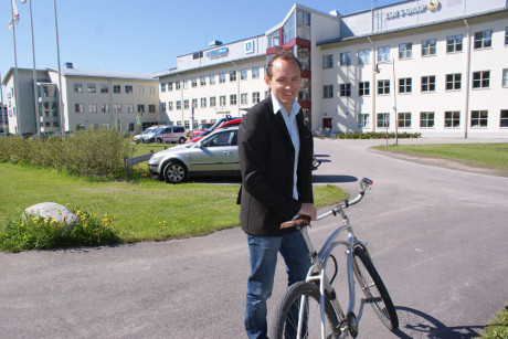 Tomas Gr&ouml;nqvist p&aring; cykel, foto Camilla Norin.