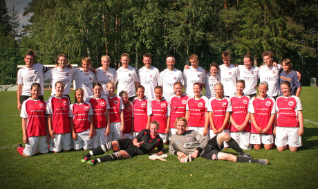 Nors AIK:s laguppst&auml;llning i vita tr&ouml;jor och J&auml;rvs&ouml; BK:s damlag i r&ouml;tt.