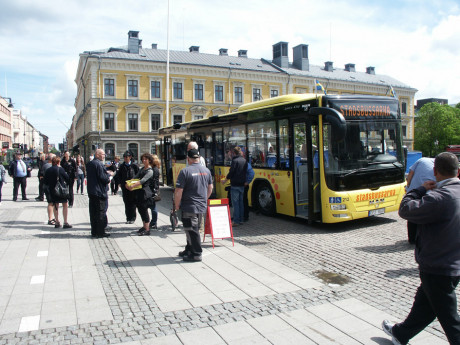 Stadsbussarna hade premi&auml;r den 13 juni och passade p&aring; att visa upp en av de nya bussarna p&aring; R&aring;dhustorget. Foto Stefan Bj&ouml;rkman
