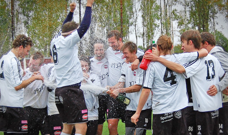 Spelarna i Nors AIK jublar &ouml;ver uppflyttningen till division 6.