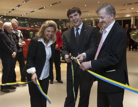 Stephane Gigou klipper bandet. Anneli Olsson och G&ouml;sta Samuelsson assisterar