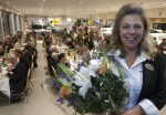 Anneli Olsson fick ta emot flera blombuketter under kv&auml;llen