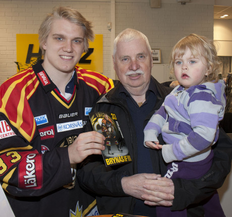 Natalie Sundberg med farfar Ulf h&auml;lsade p&aring; Bryn&auml;sspelaren Jakob Silfverberg