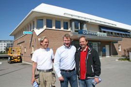 Peter Löwenborg i mitten, med sina två första privat respektive företagskunder.