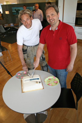 Jonas och Michael fick inte bara äran att avtäcka skylten, första biten på tårtan fick de också hjälpas åt med.