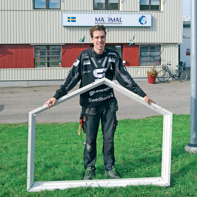 SAIK´s mittfältare Rasmus Forslund laddar för World Cup på fönsterfabriken i Åshammar.