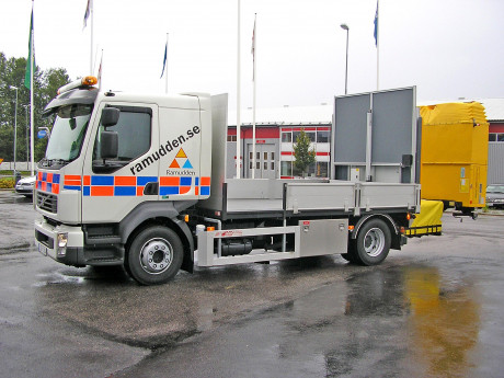 4Sign monterade reflekterande dekor p&aring; Ramuddens Volvo FL lastbilar.