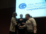 Landsh&ouml;vding Barbro Holmberg delar ut stipendium ur Sven Dybecks fond till Josefin och Jenny Lindberg