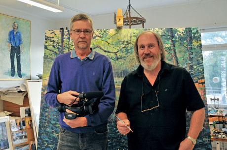 Filmaren Anders Wigforss och Johan Thunberg framf&ouml;r den nya tavlan f&ouml;rest&auml;llande sensommar i G&aring;rdssk&auml;r.
