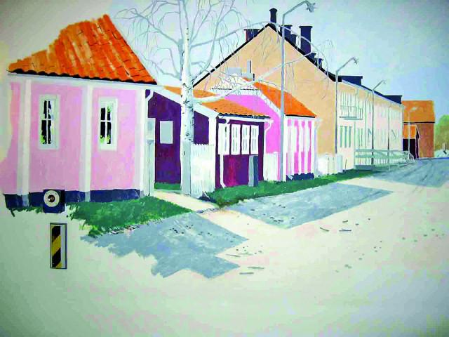 De rosa husen på Storgatan och längre fram ser man de gamla engelska radhusen.
