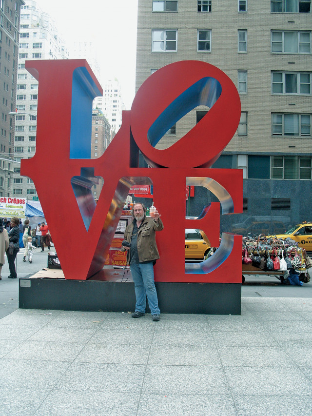 Johan Thunberg framför Love-statyn på Manhattan. Foto: Privat