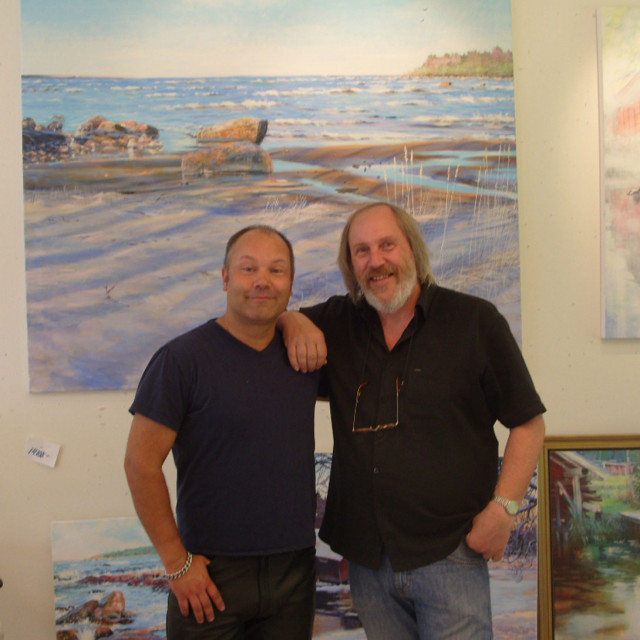 Johan Thunberg med Joakim Arnell från The Refreshments som var en av de som fastnade för hans italienska målningar.