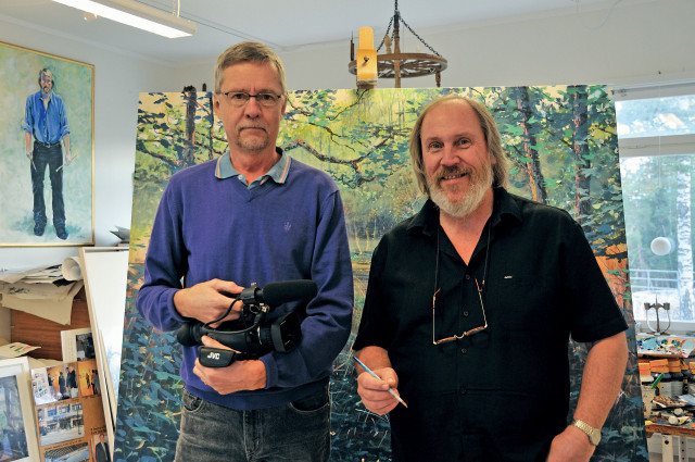 Filmaren Anders Wigforss och Johan Thunberg framför den nya tavlan föreställande sensommar i Gårdsskär.