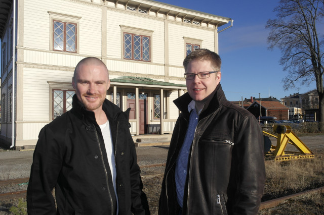 Per-Erik Eriksson och Andreas B Hallberg framför byggnaden där företaget KonfigDesign i Hudiksvall har sitt kontor. De har nyligen tagit hem en stororder, och går fler affärer i hamn under våren väntar nyanställning.