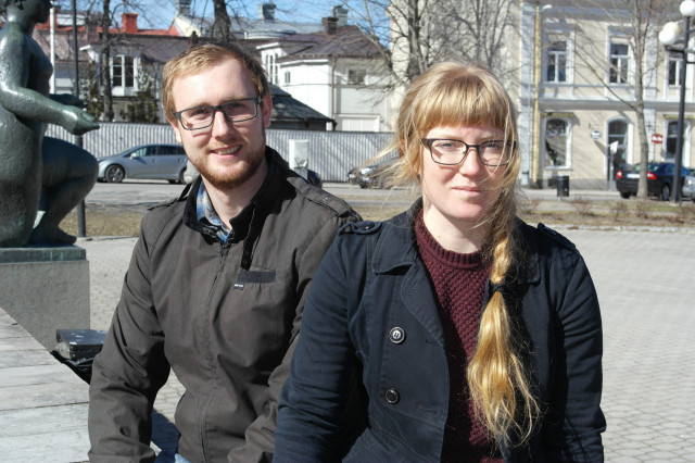 Johan Nyman och Amy Rankka är de första examensjobbarna i Hydraulikklustret och de trivs bra i Hudiksvall: ”Alla vi hittills mött har varit så himla trevliga. Dessutom har vi kunnat tillbringa massor av tid i skidspåren!”