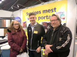 Elisabeth Fors och Bo Breisch pratar garageportar med Anders Lif, Garageportexperten