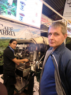 Jan Hedlund köper en kopp kaffe av Heber, Café Sarria, som säljer kaffe från den egna kaffeplantagen i Colombia
