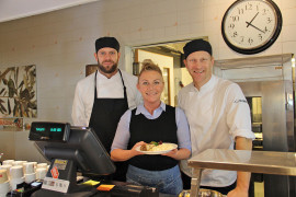 Anders Andersson och Susanne Nordberg hjälper Jimmy att bjuda upp till både lunch och fest.