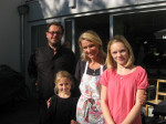 Pr&auml;stfamiljen tar emot 300 bes&ouml;k i veckan. H&auml;r &auml;r Larsa R&auml;nnar, Birgitta R&auml;nnar Jensen och barnen Annaclara och Rebecca.