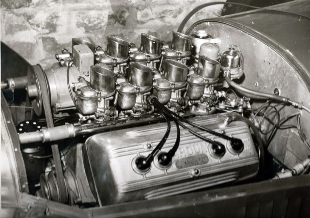 Ford V8 Ardun med 8 Solex förgasare