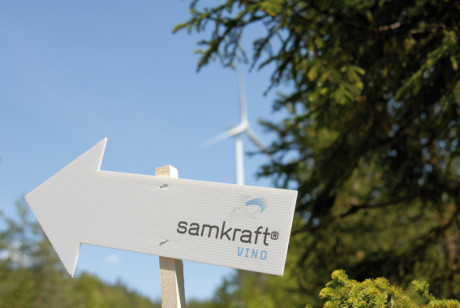 Samkraft med det nya vindkraftverket Jannike i bakgrunden.