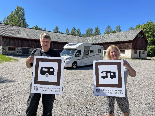 Axmar Bryggas ägare Yngve Persson hälsar husvagnar välkomna till Axmar bruk.