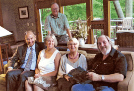Steven Bahls med fru Elisabeth, Britt-Marie Myrman och Johan Thunberg. I bakgrunden figurerar John Norton, Thunbergs kontakt, utsedd till årets svensk-amerikan 2010.