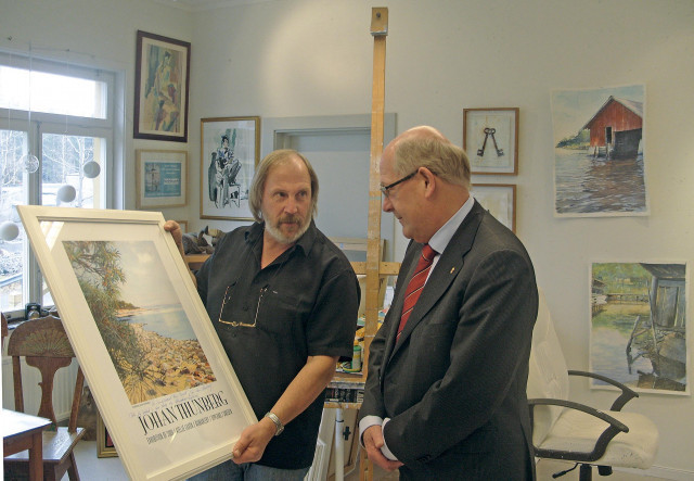 Uppsala läns landshövding Peter Egardt besökte konstnären Johan Thunberg i dennes ateljé på Laxön.