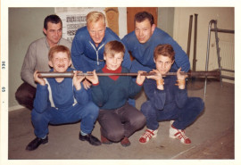 Gävle Kraftsportklubb 1965. Hasse uppe till höger. Nisse Sandberg under honom.